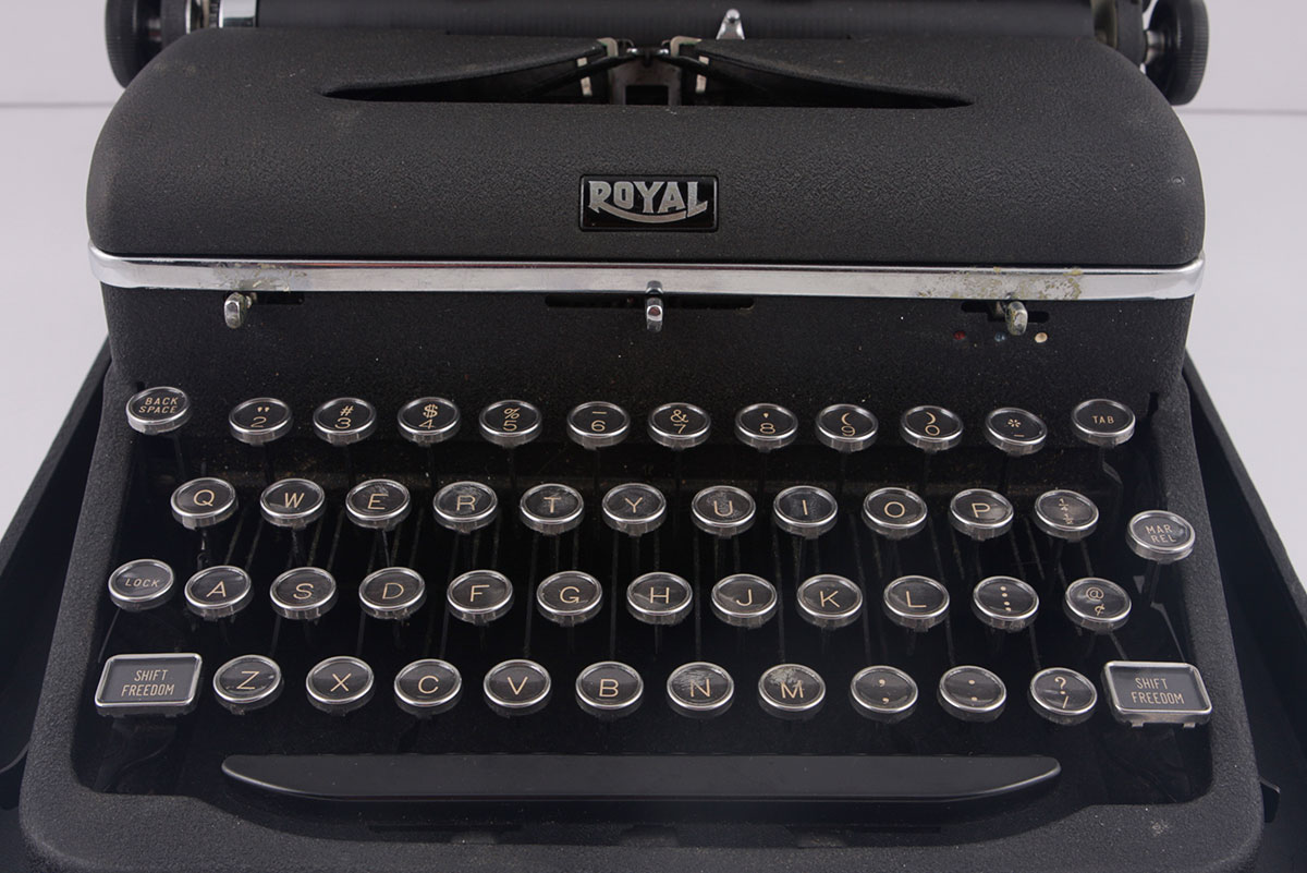 Vintage Royal Deluxe Manual Typewriter