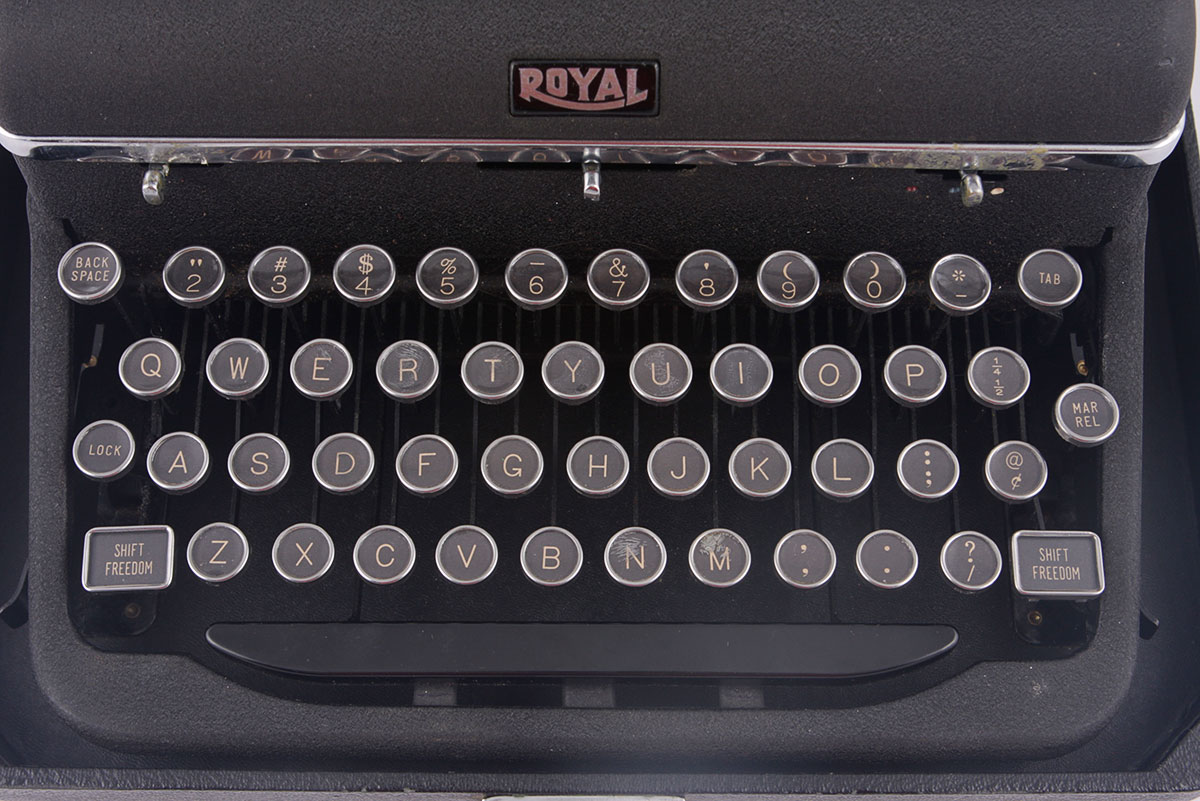 Vintage Royal Deluxe Manual Typewriter