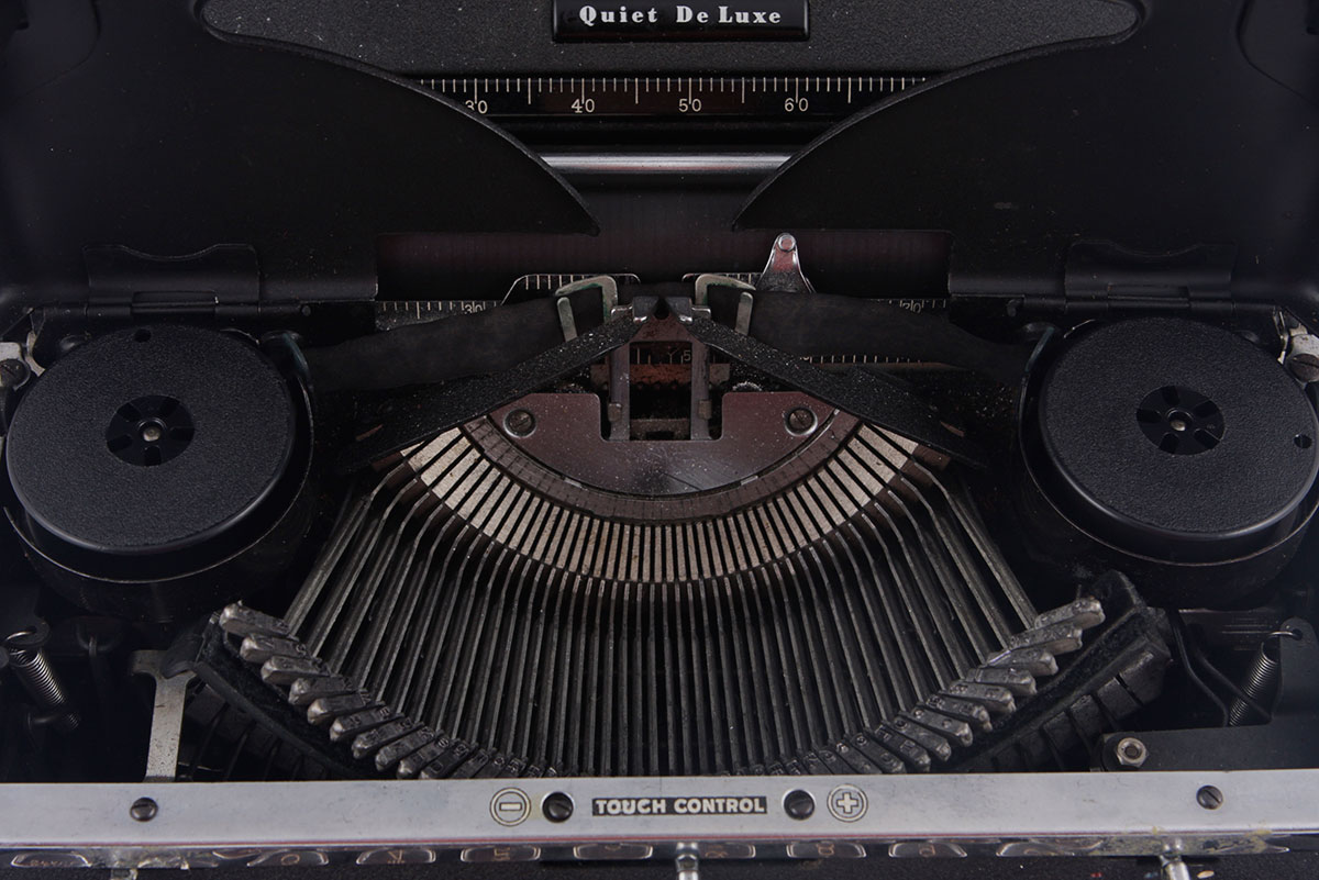 Vintage Royal Deluxe Manual Typewriter