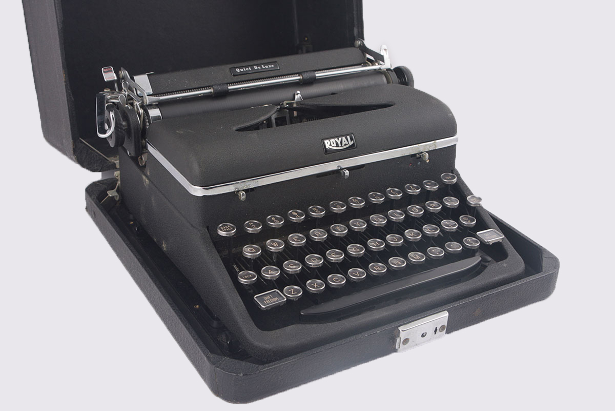 Vintage Royal Deluxe Manual Typewriter