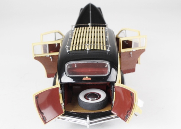 1942 Chrysler Town and Country Station Wagon 1:24 Scale Replica