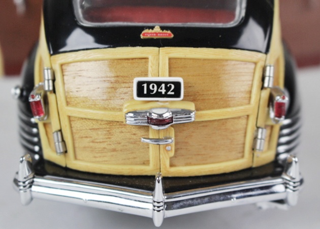 1942 Chrysler Town and Country Station Wagon 1:24 Scale Replica