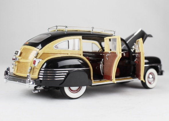 1942 Chrysler Town and Country Station Wagon 1:24 Scale Replica