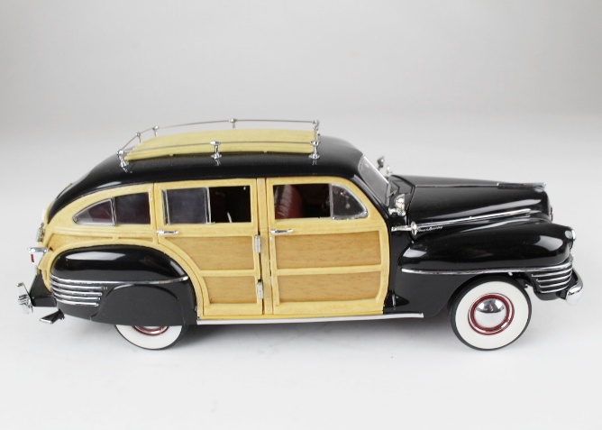 1942 Chrysler Town and Country Station Wagon 1:24 Scale Replica