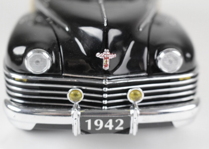 1942 Chrysler Town and Country Station Wagon 1:24 Scale Replica