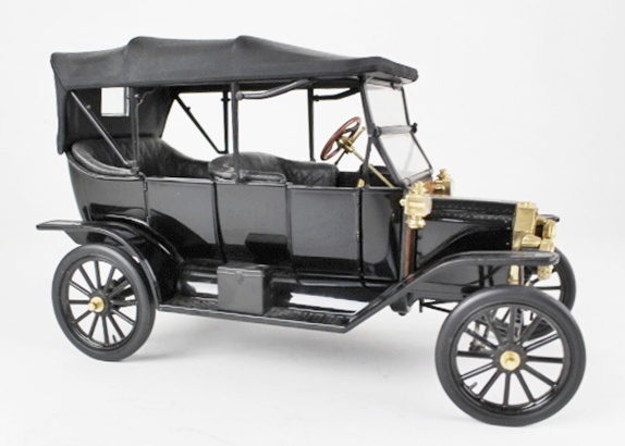 1913 Ford Model T 1:16 Scale Metal Replica