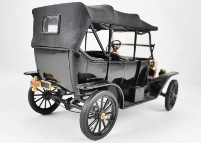 1913 Ford Model T 1:16 Scale Metal Replica