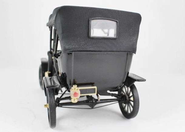 1913 Ford Model T 1:16 Scale Metal Replica