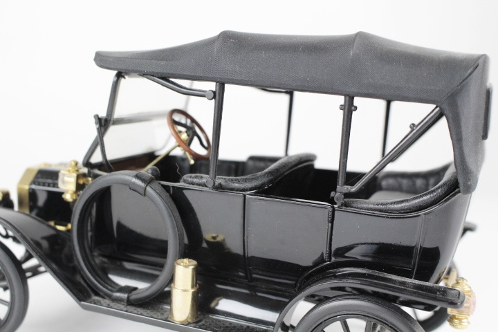 1913 Ford Model T 1:16 Scale Metal Replica