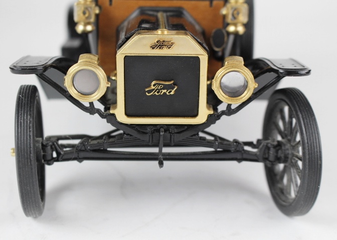 1913 Ford Model T 1:16 Scale Metal Replica