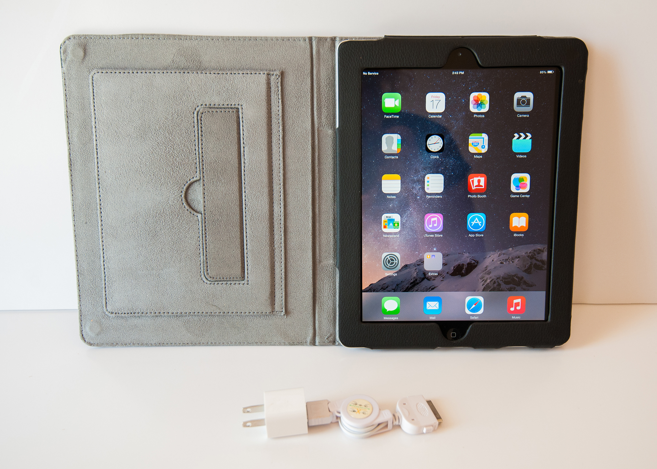 Apple iPad 2 WiFi & 3G with Brookstone Leather Case