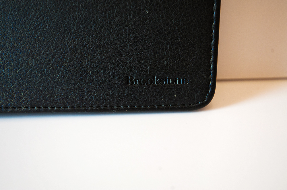 Apple iPad 2 WiFi & 3G with Brookstone Leather Case