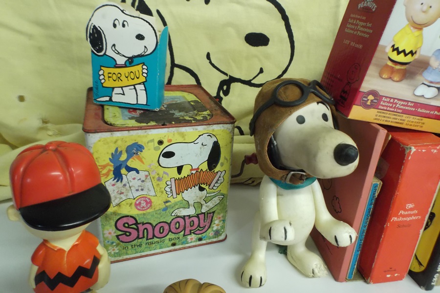 Assortment of Vintage Peanut Character Collector Items
