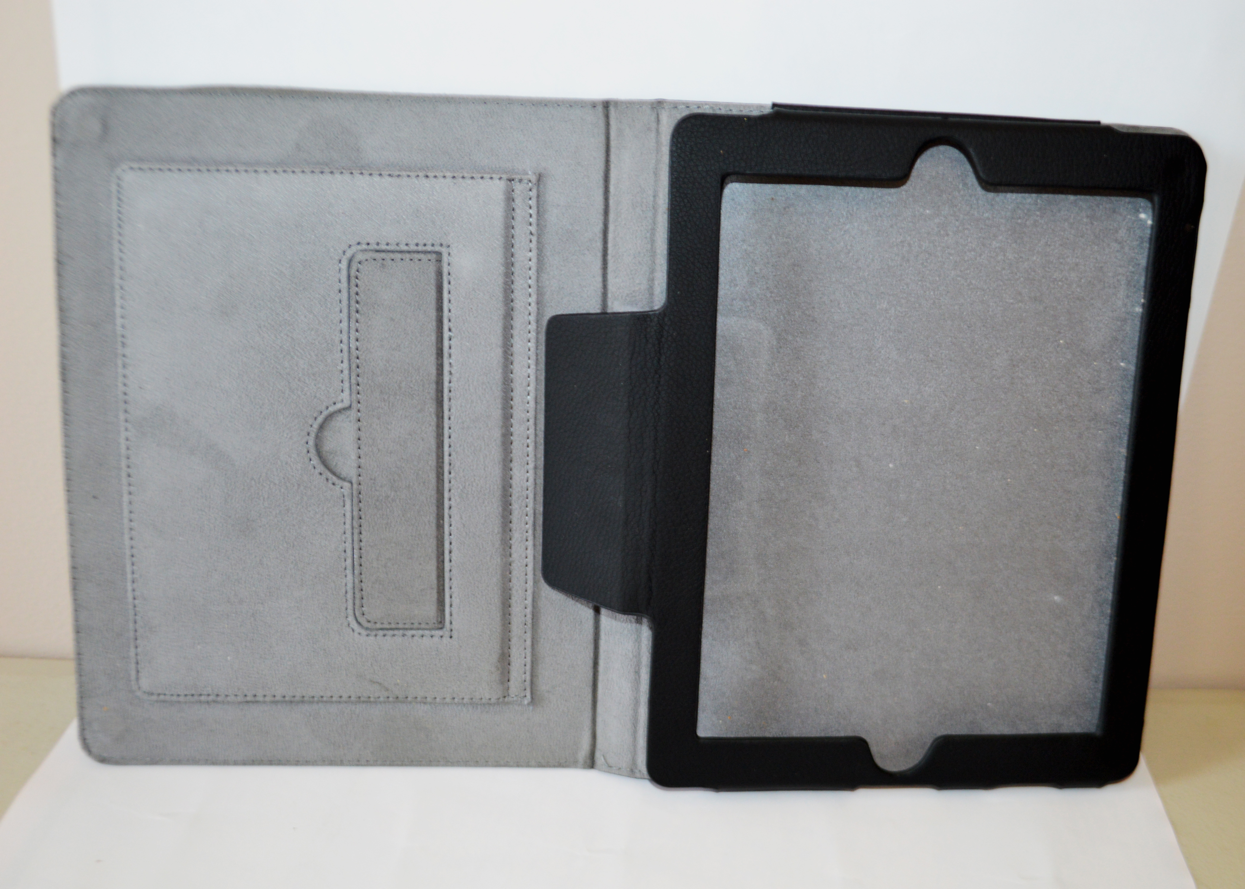 Apple iPad 2 WiFi & 3G with Brookstone Leather Case