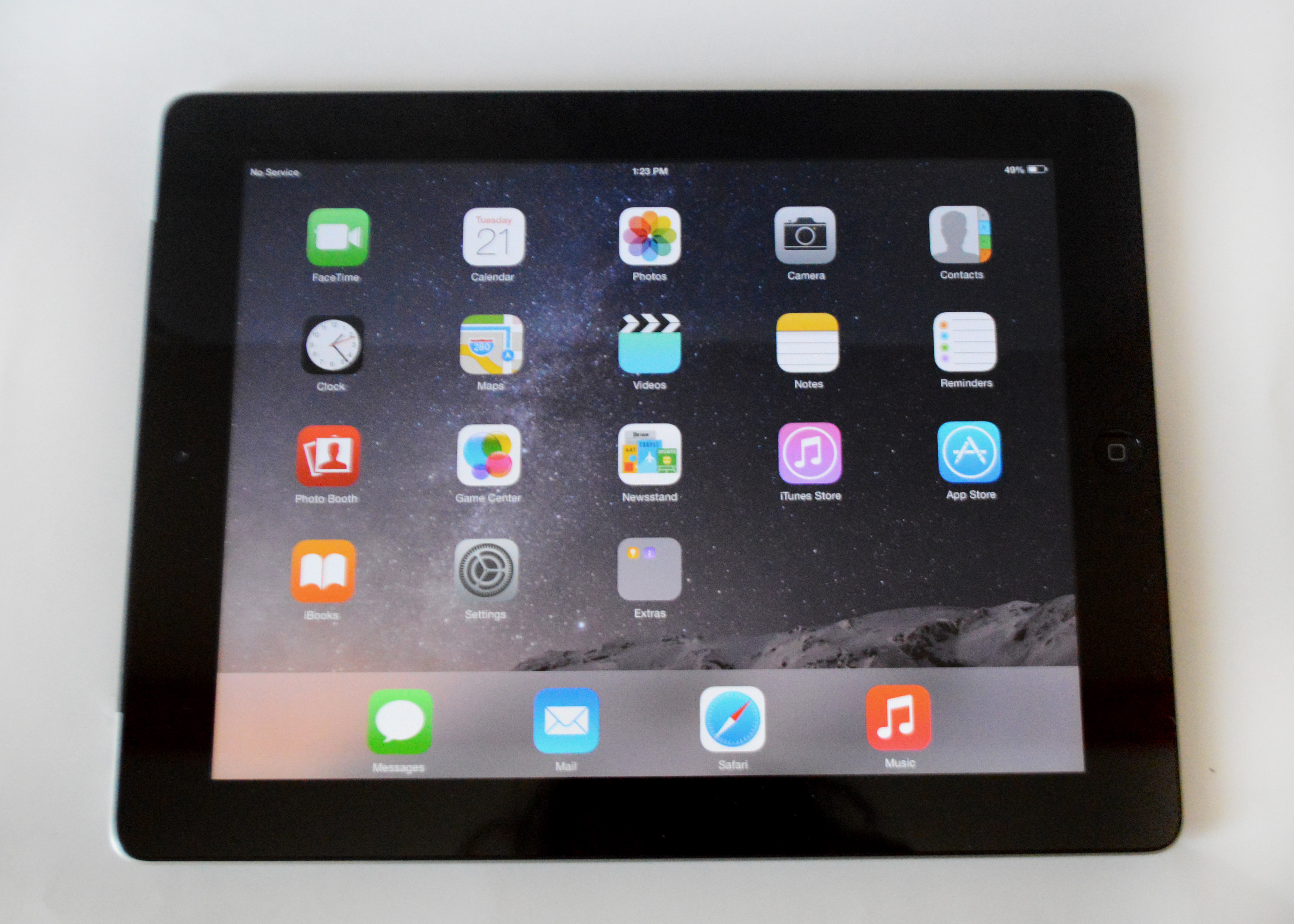 Apple iPad 2 WiFi & 3G with Brookstone Leather Case