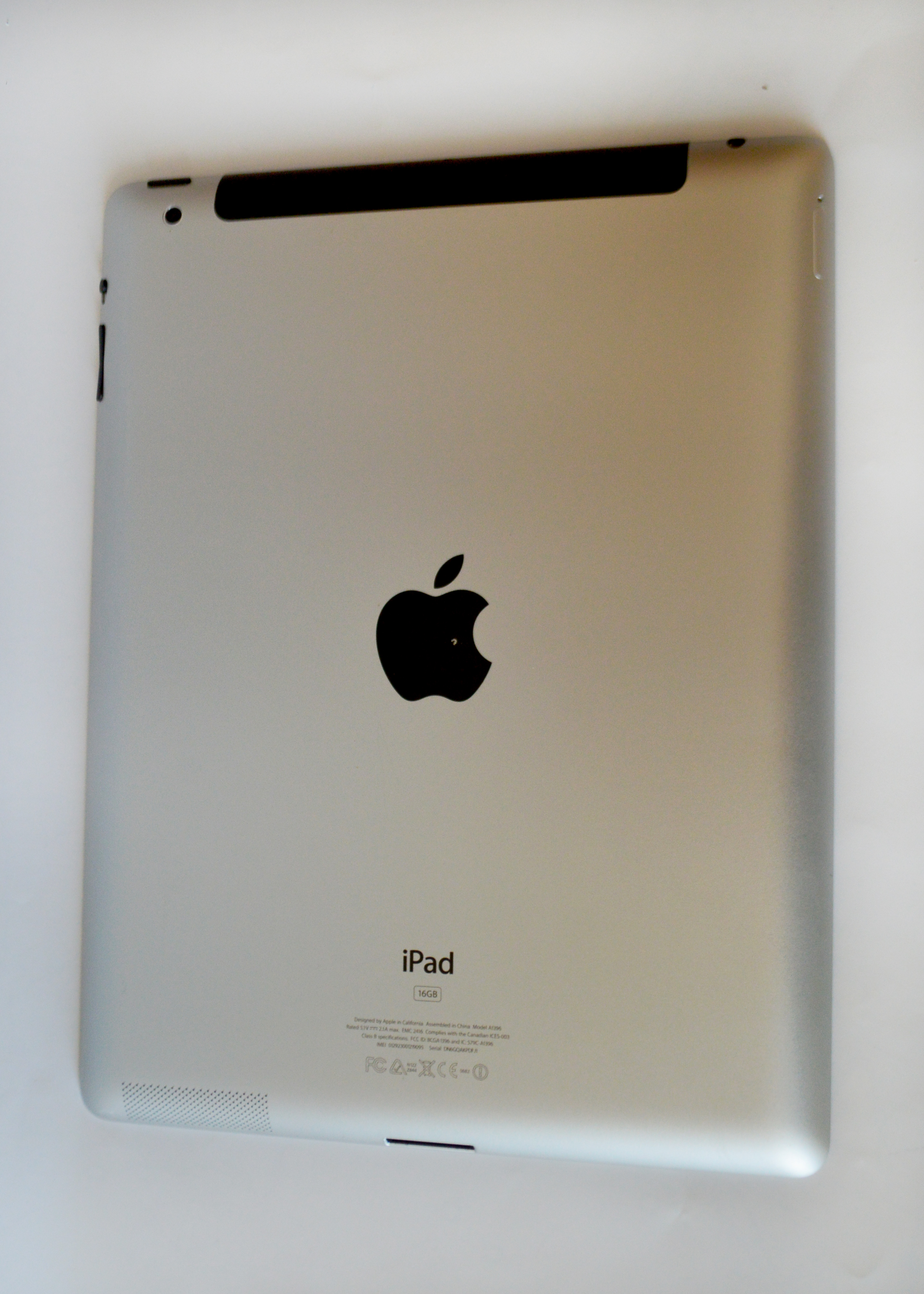 Apple iPad 2 WiFi & 3G with Brookstone Leather Case