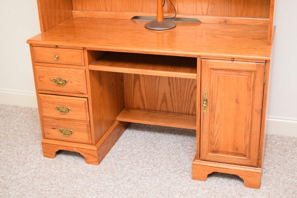 Golden Oak Computer Desk/Hutch with Desk Lamp