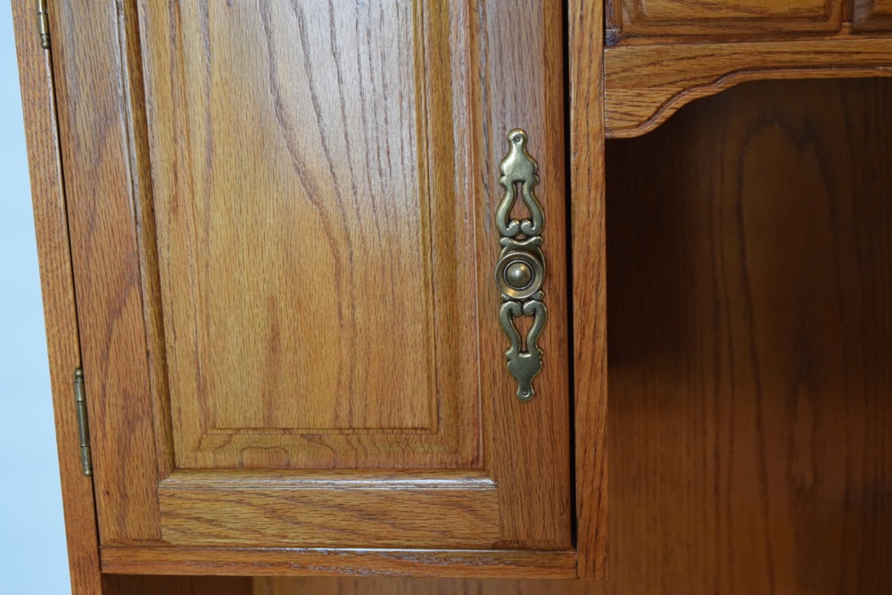 Golden Oak Computer Desk/Hutch with Desk Lamp