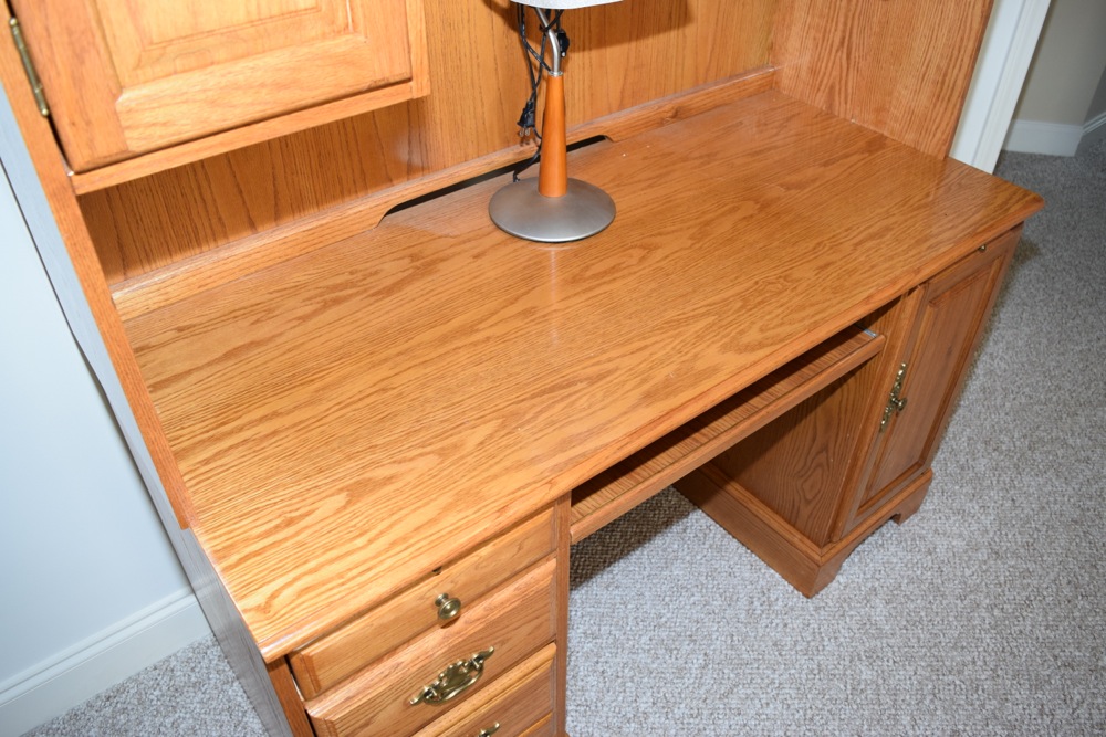 Golden Oak Computer Desk/Hutch with Desk Lamp