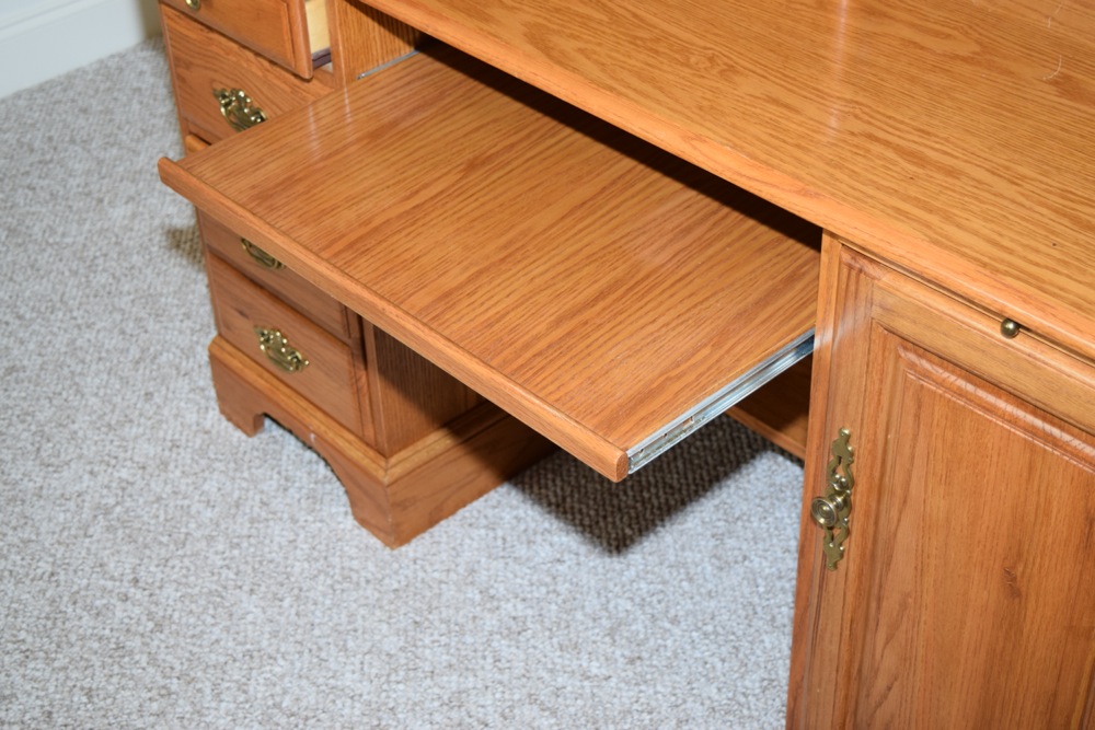 Golden Oak Computer Desk/Hutch with Desk Lamp