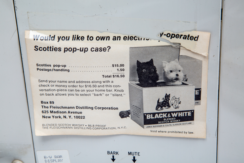 Black & White Scotch Whisky "Moving Scotties In-the-Carton"