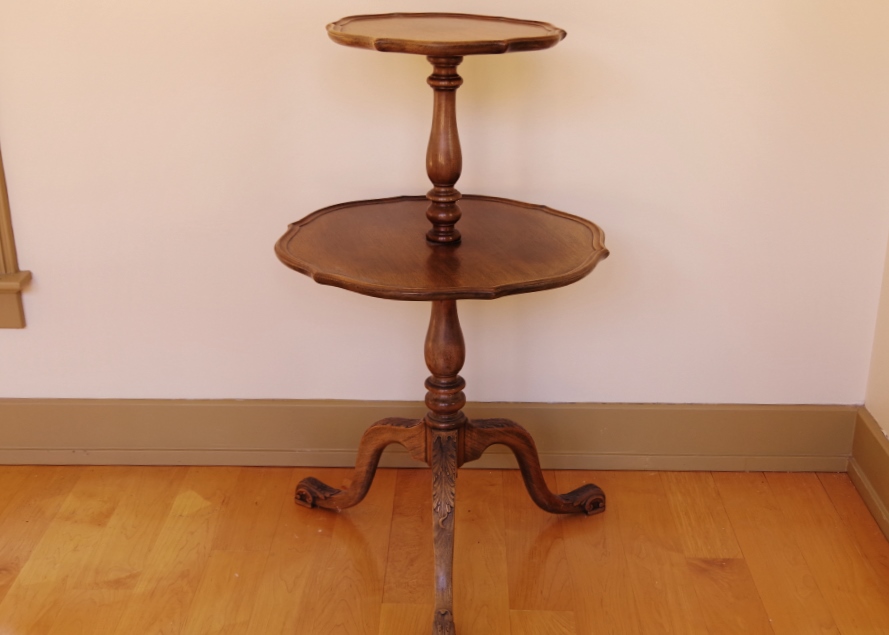 Duncan Phyfe-style Pie Crust Table