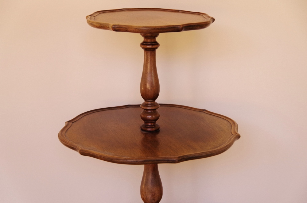 Duncan Phyfe-style Pie Crust Table
