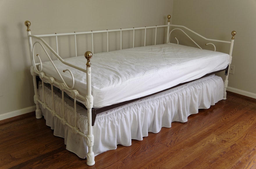 Antique White Metal Day Bed with Trundle