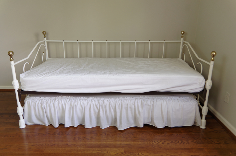 Antique White Metal Day Bed with Trundle