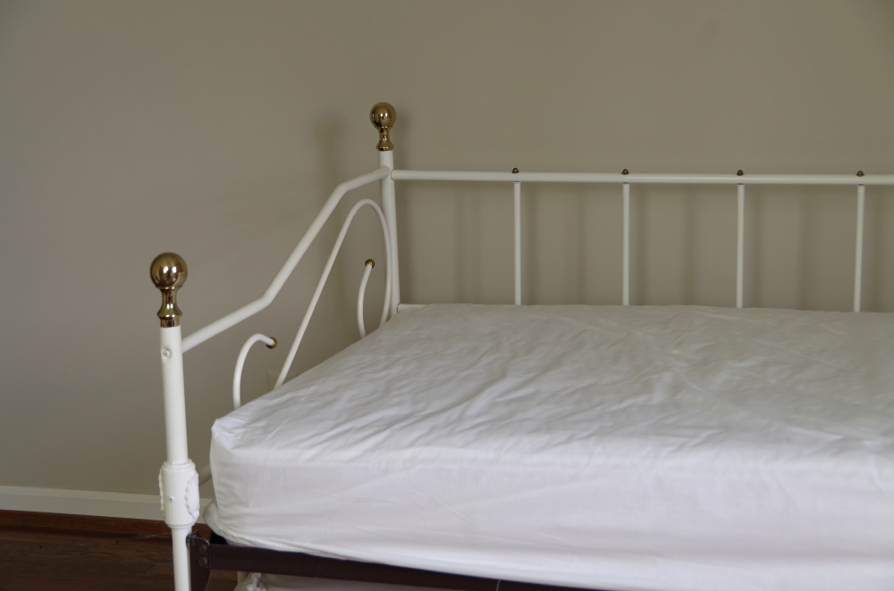 Antique White Metal Day Bed with Trundle