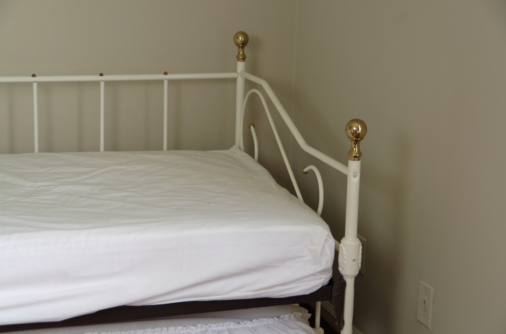 Antique White Metal Day Bed with Trundle