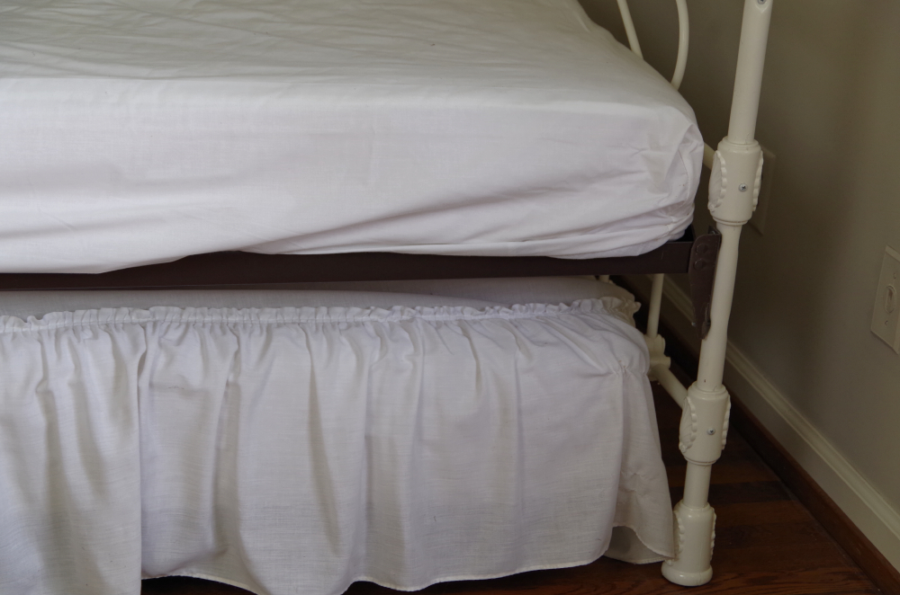 Antique White Metal Day Bed with Trundle