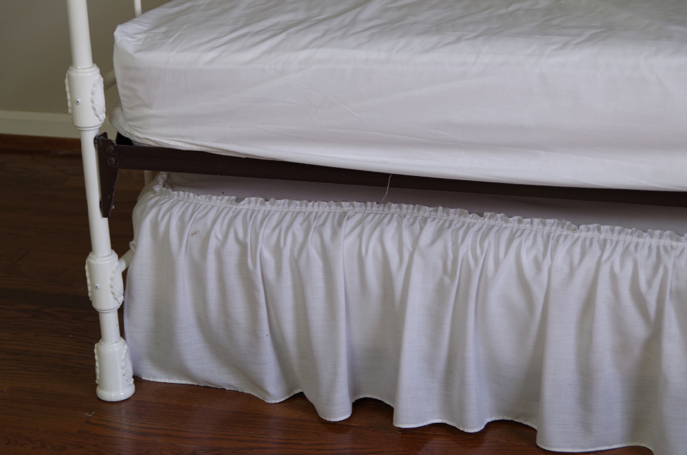 Antique White Metal Day Bed with Trundle