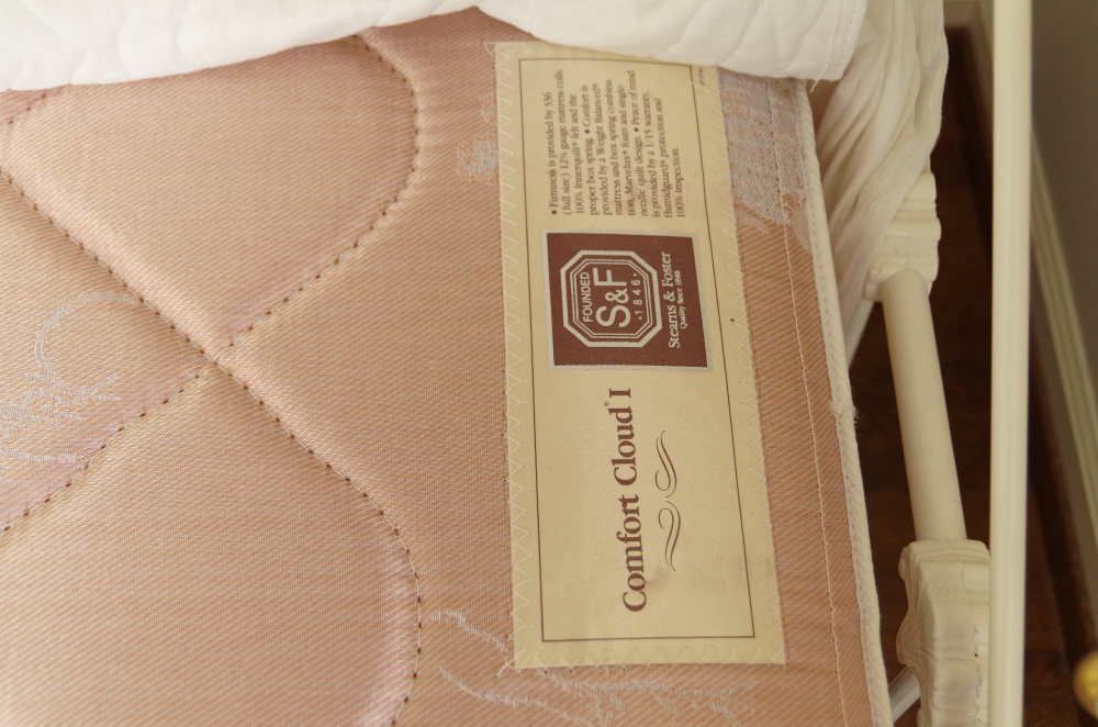 Antique White Metal Day Bed with Trundle