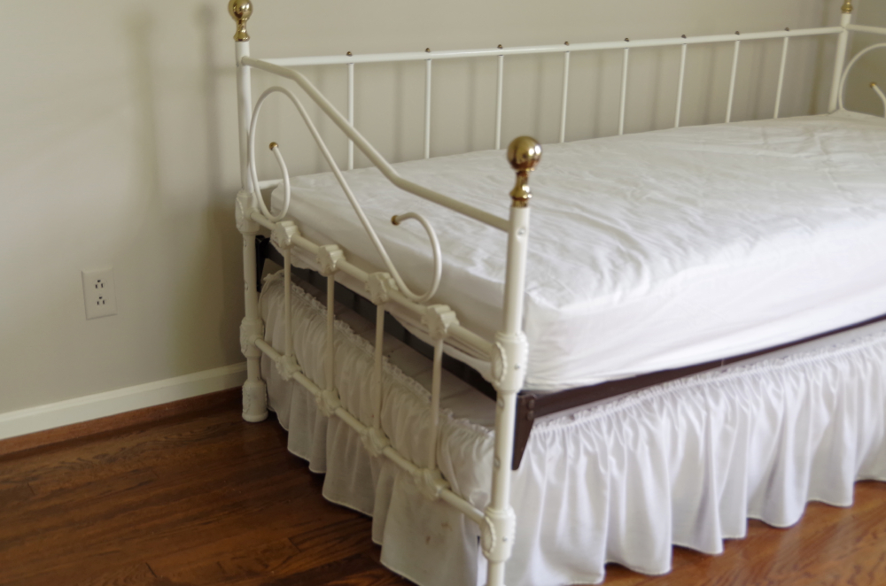 Antique White Metal Day Bed with Trundle