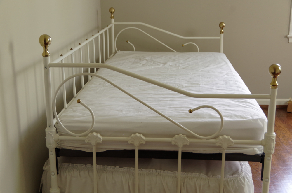 Antique White Metal Day Bed with Trundle