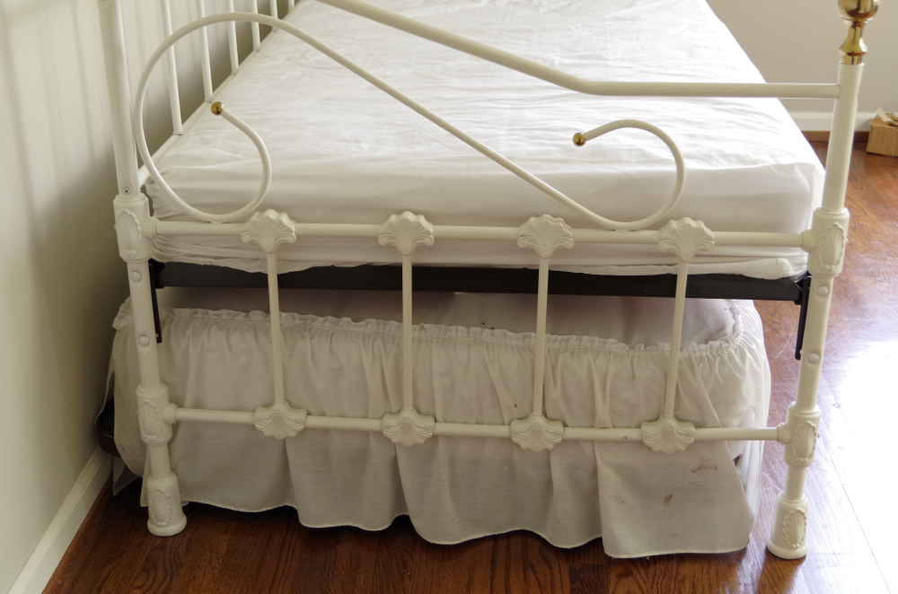 Antique White Metal Day Bed with Trundle
