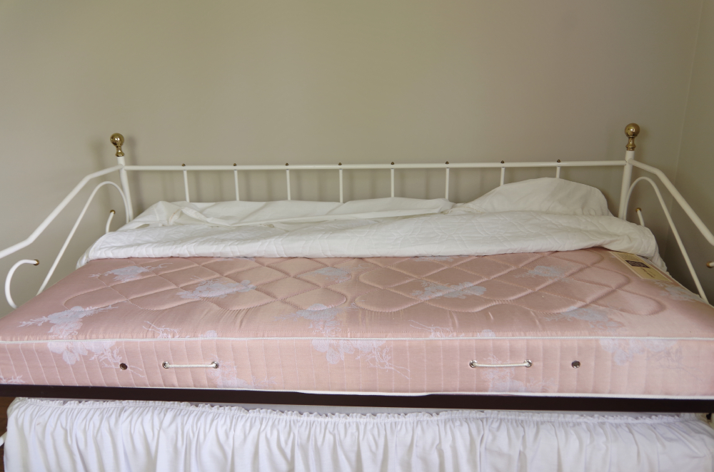 Antique White Metal Day Bed with Trundle