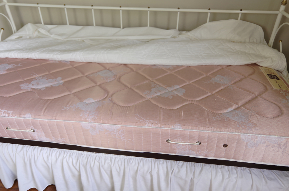 Antique White Metal Day Bed with Trundle