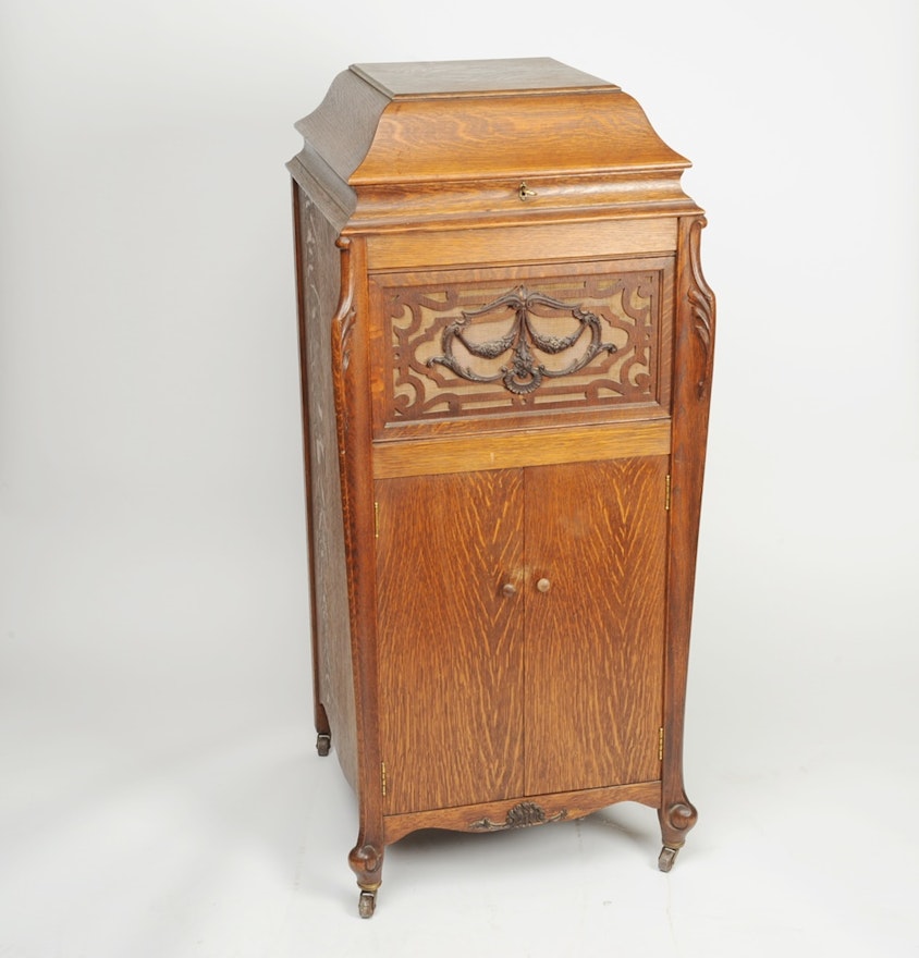 Circa 1915-1920s Silvertone Hand Crank Phonograph In Oak Cabinet