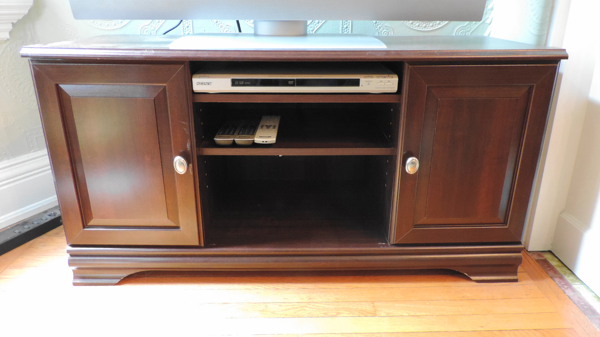 Polaroid 37" LCD TV & Sony CD/DVD Player with Cabinet