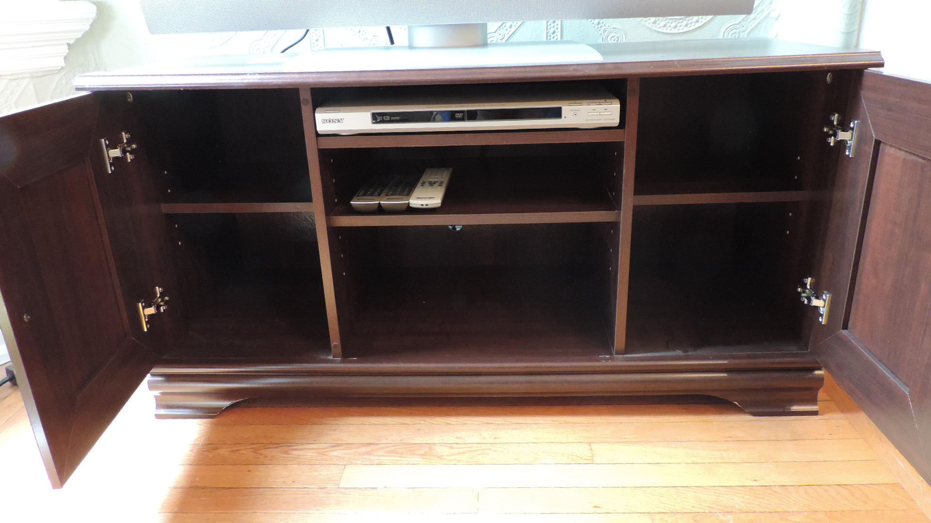 Polaroid 37" LCD TV & Sony CD/DVD Player with Cabinet