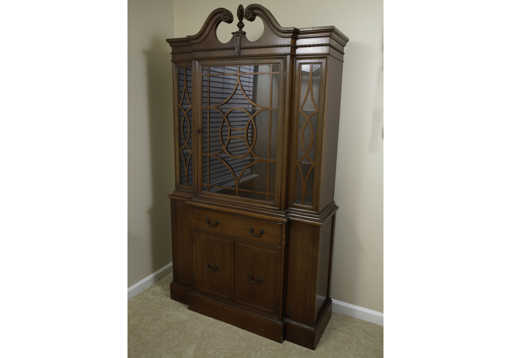 Vintage Thomasville Duncan Phyfe Style Breakfront China Cabinet