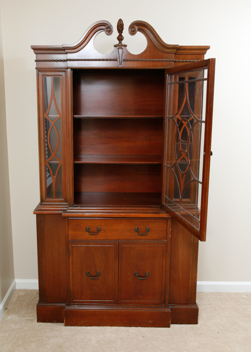 Vintage Thomasville Duncan Phyfe Style Breakfront China Cabinet