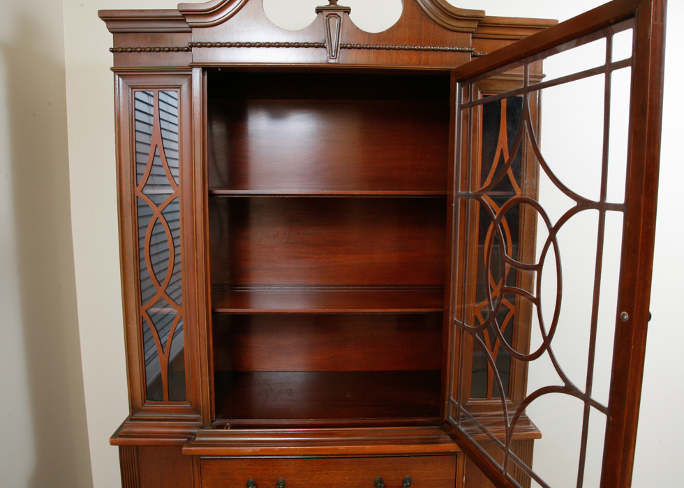 Vintage Thomasville Duncan Phyfe Style Breakfront China Cabinet