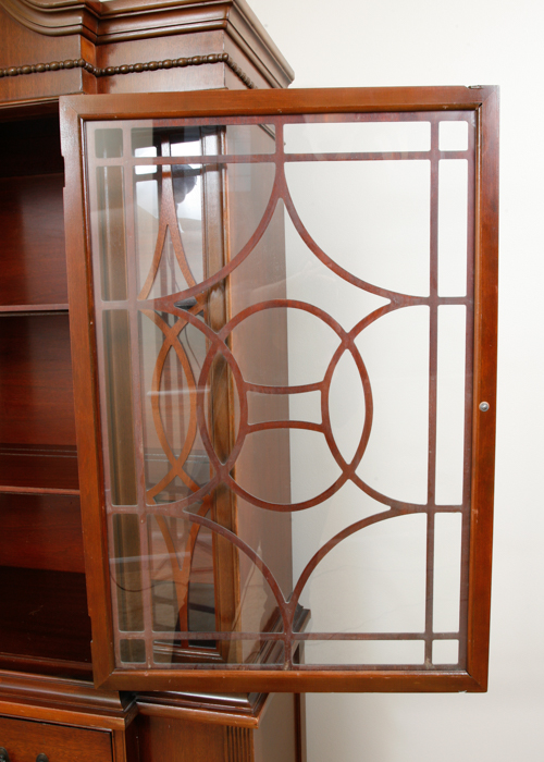 Vintage Thomasville Duncan Phyfe Style Breakfront China Cabinet