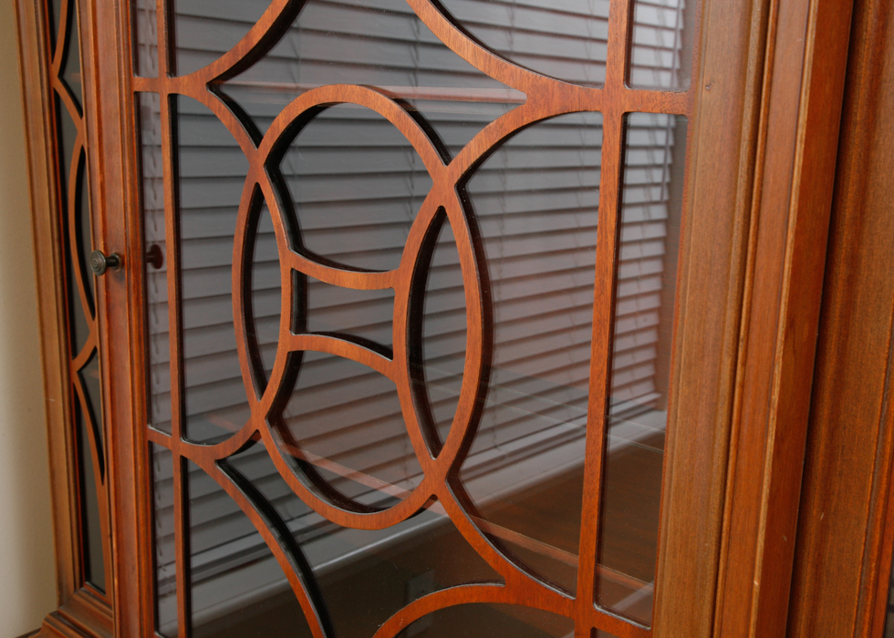 Vintage Thomasville Duncan Phyfe Style Breakfront China Cabinet