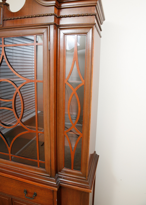 Vintage Thomasville Duncan Phyfe Style Breakfront China Cabinet