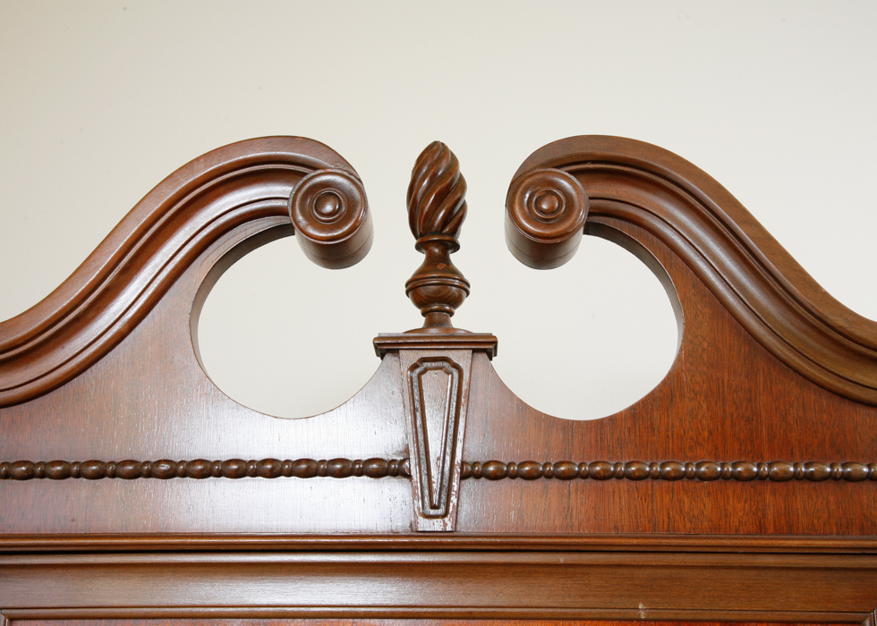 Vintage Thomasville Duncan Phyfe Style Breakfront China Cabinet