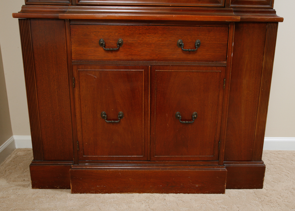 Vintage Thomasville Duncan Phyfe Style Breakfront China Cabinet